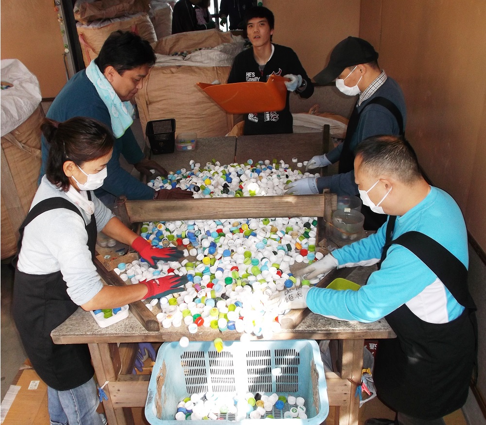 あゆみ会作業所での作業風景1