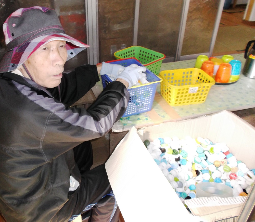 あゆみ会作業所での作業風景2